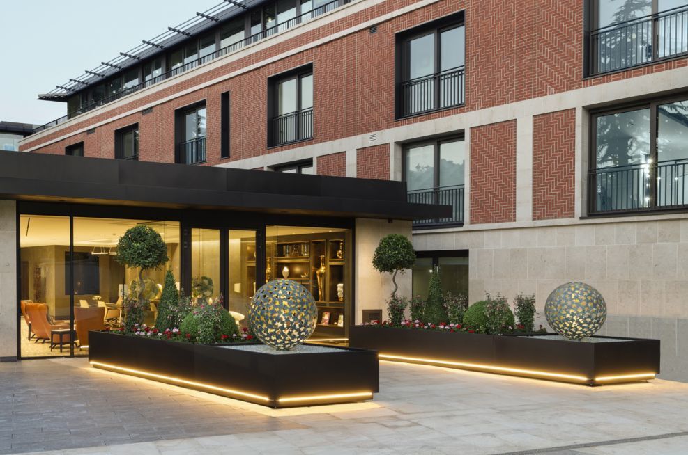 Super-prime residential planters with LED lighting
