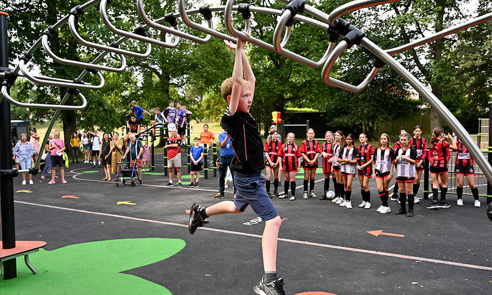 Young boy takes on the ACTI'Ninja monkey bar archway (J5908)