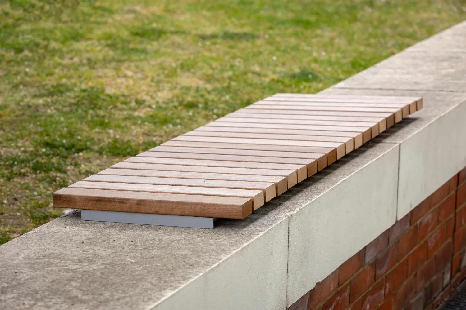 Timber slats on Contor wall-top seat