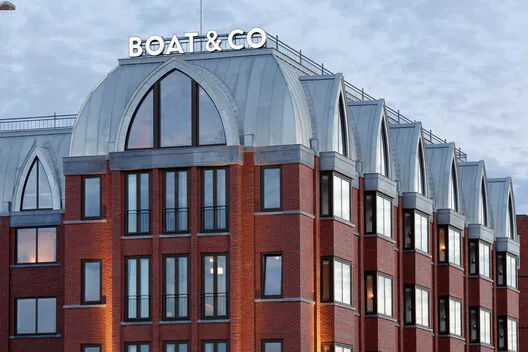 Hotel Boat & Co / Kollhoff & Pols Architecten