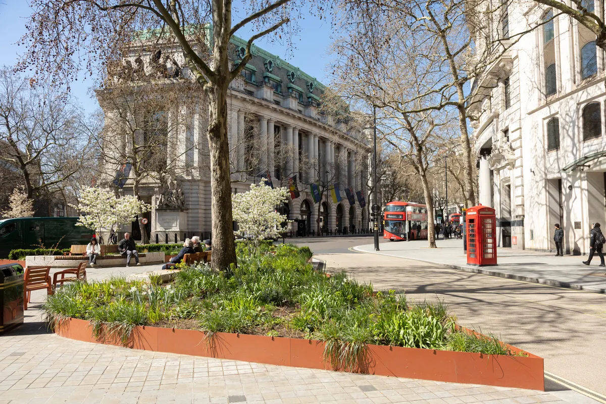 Steel retaining planter with corten finish - Strand Aldwych