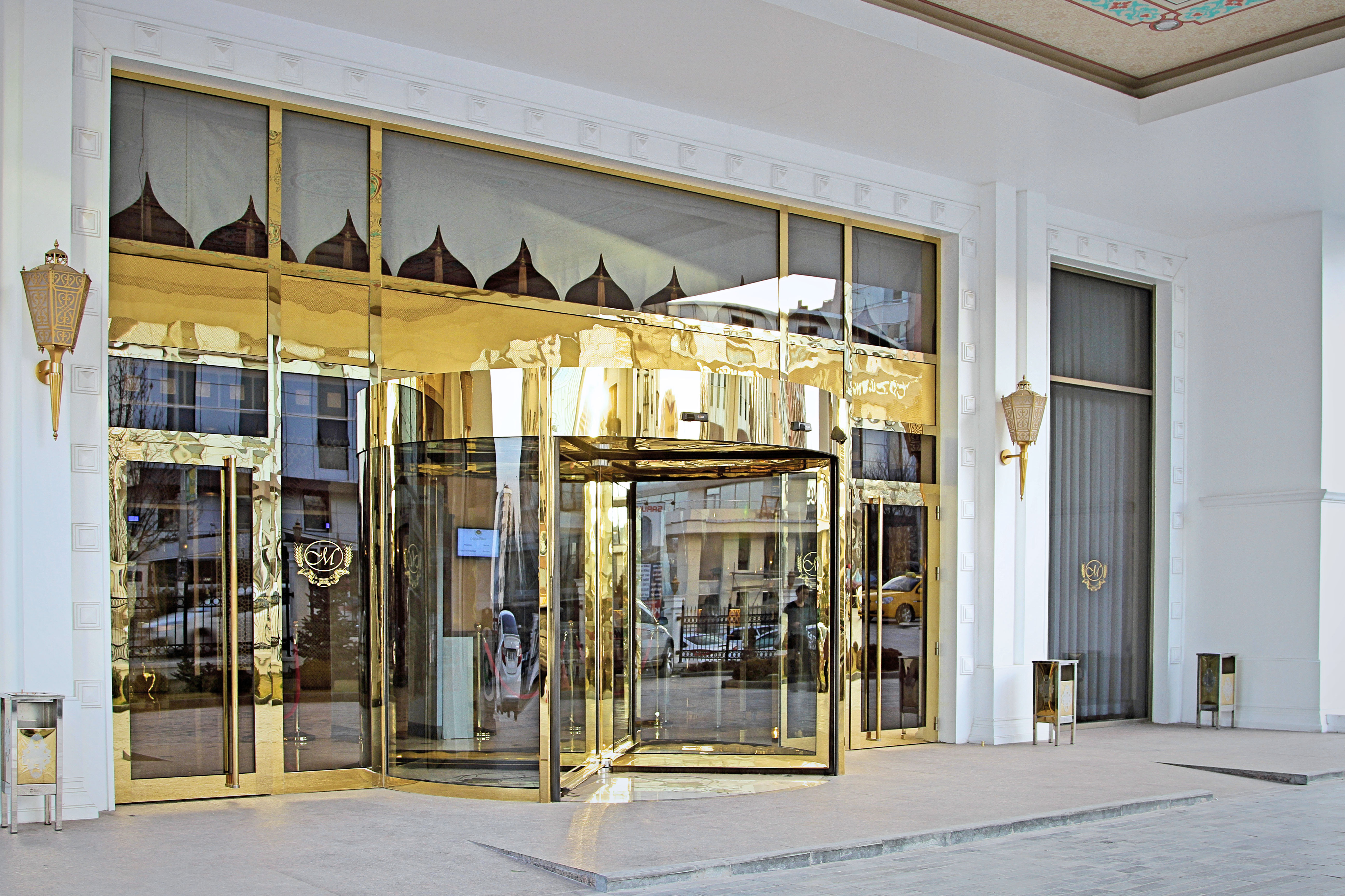 TSA 355 Automatic revolving door system is suitable for areas of high foot traffic