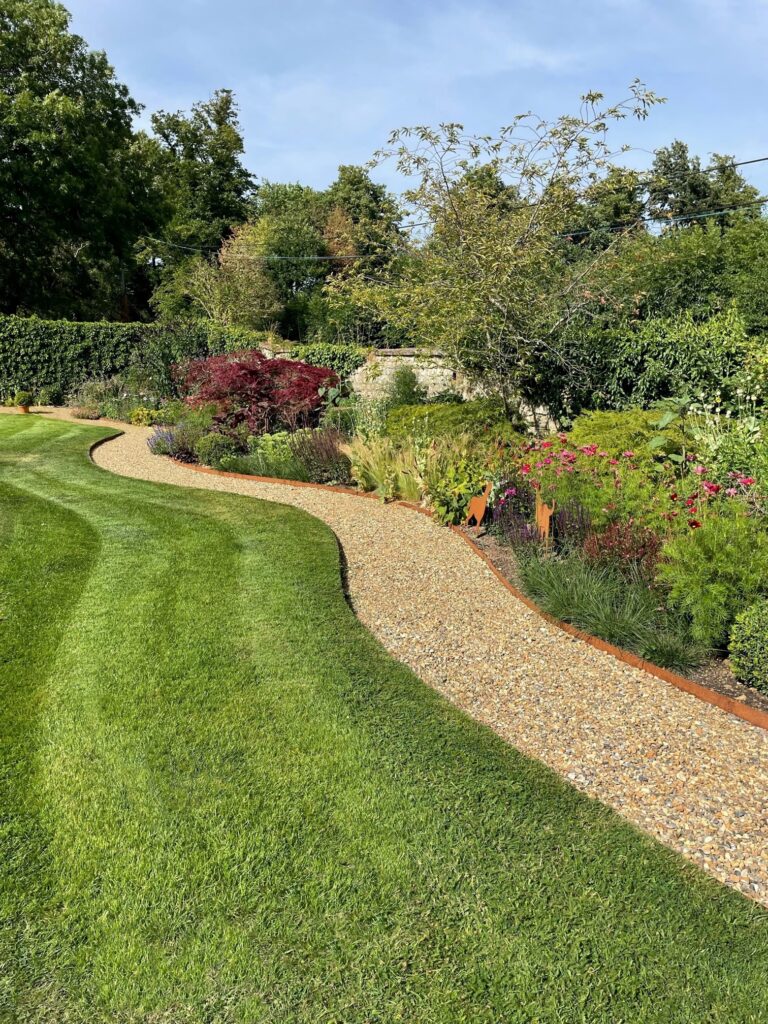 How to Choose the Right Lawn Edging for Your Outdoor Space