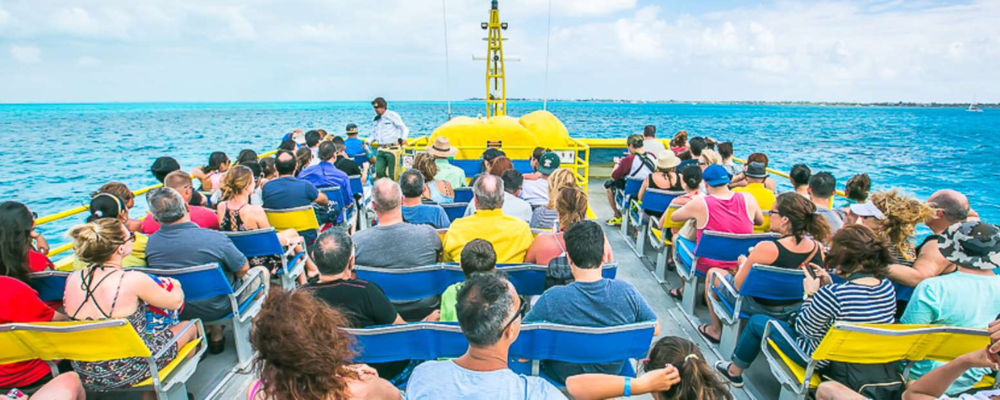 personas en el ferry a isla mujeres