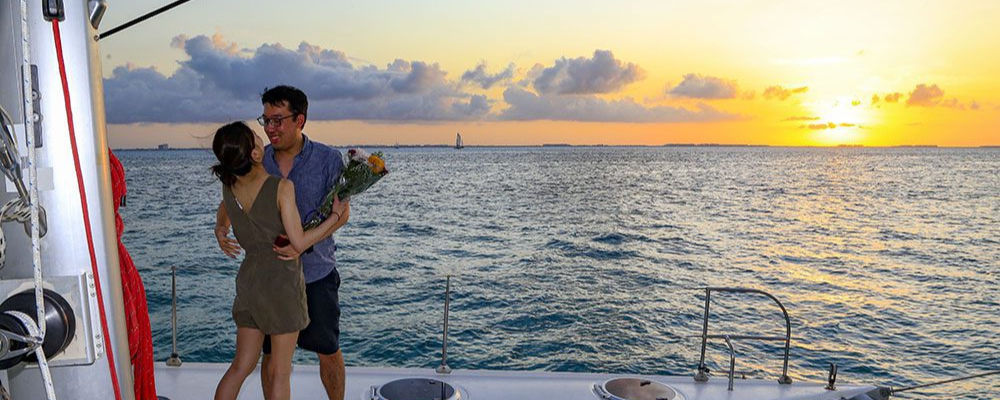 pareja en catamaran cancun