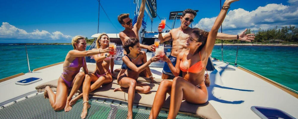 party in catamaran cancun