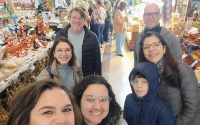 2-em-1-tour-raizes-de-curitiba-um-passeio-saboroso-pelo-mercadao-e-feira-de-artesanato