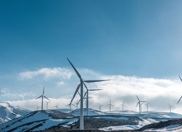 Windmolens in de bergen met wolken