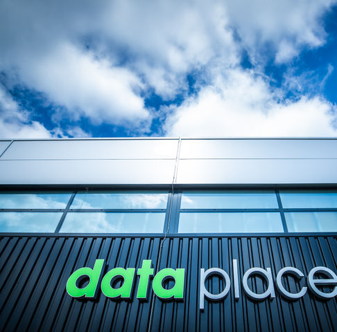 Dataplace - logo op gevel