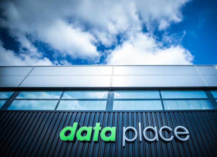 Dataplace - logo op gevel