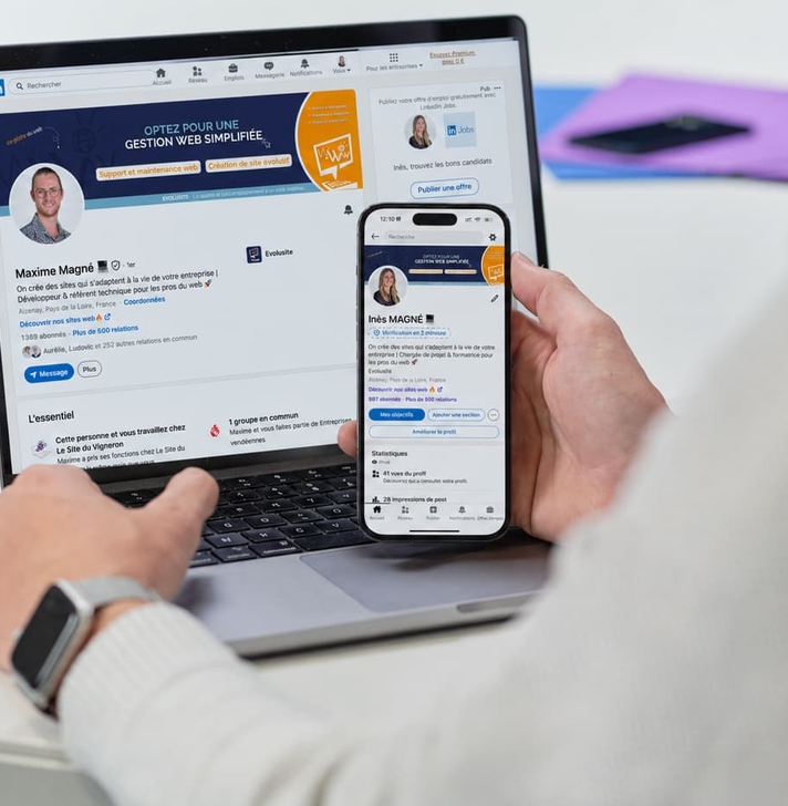Profil LinkedIn de Maxime, cofondateur d'Evolusite, affiché sur un ordinateur portable et un smartphone