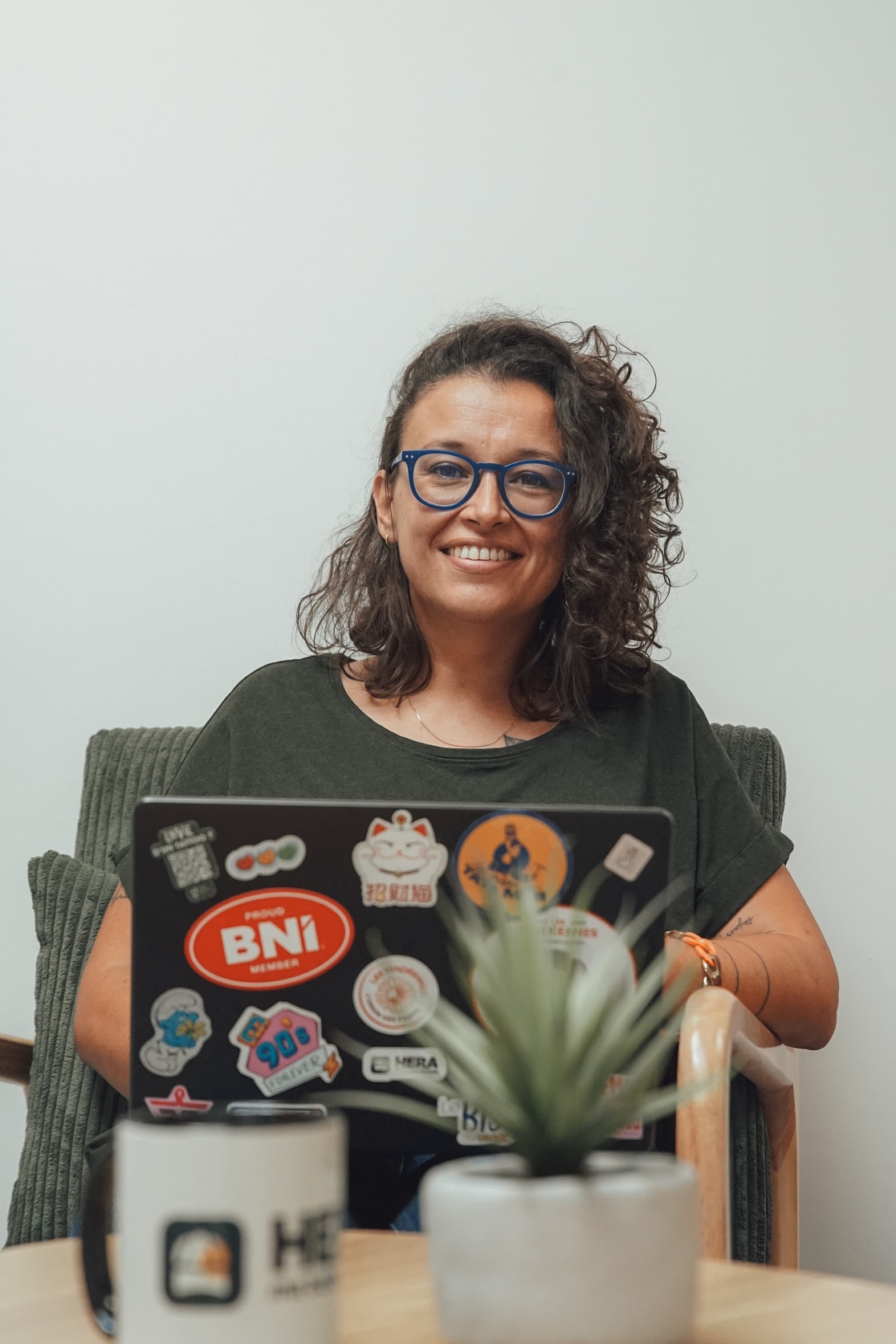 Caroline, photographe, avec son appareil photo