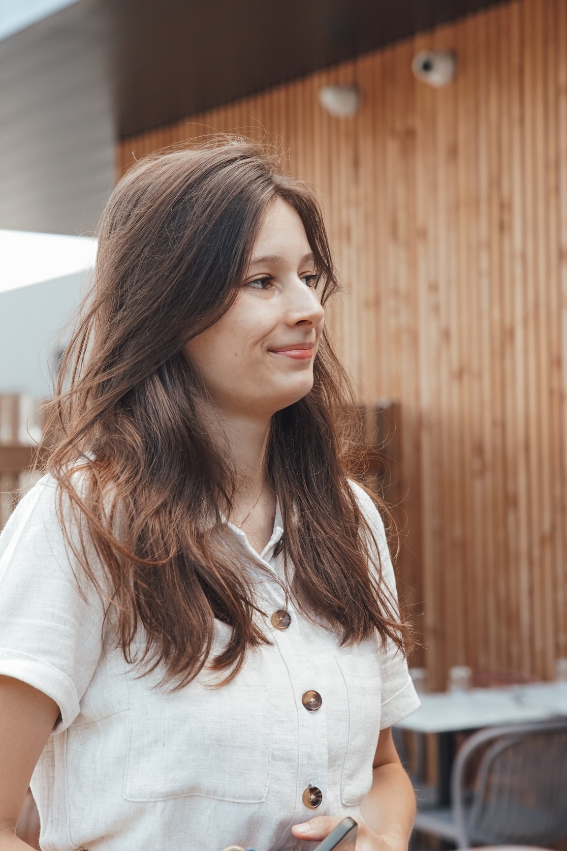 Caroline, photographe, avec son appareil photo