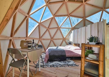Intérieur du dôme n°13 avec lit double face aux hublots