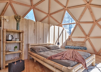 Intérieur du dôme n°13 avec lit double face aux hublots
