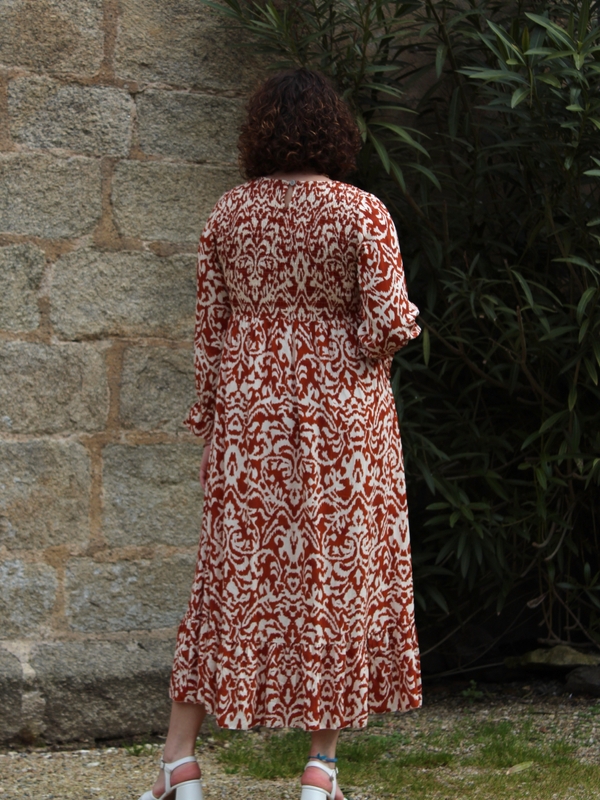 Robe longue orangée à motifs, cintrée à la poitrine et fluide au jupon, nommée Palerme