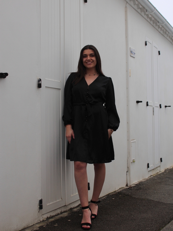 Robe courte noire effet satinée, patineuse à manches longues et col en V, nommée Saint-Malo