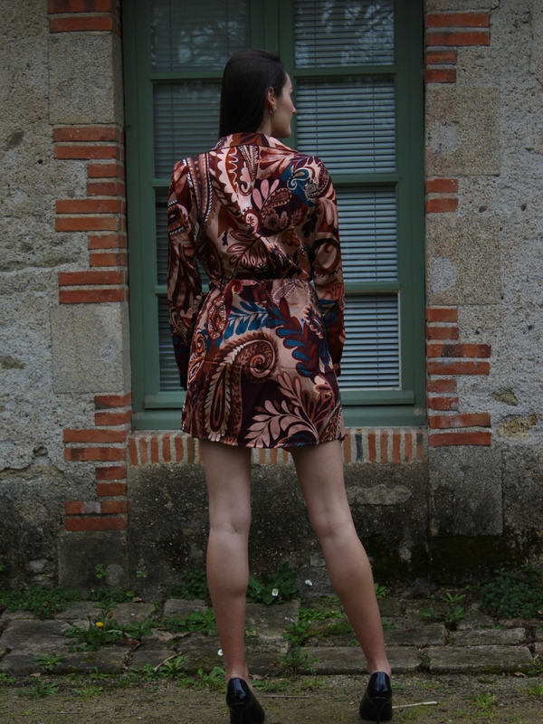 Robe courte en coupe portefeuille à motifs, couleur marron, nommée Prague
