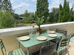 Home staging à Nantes - Aménagement d'un espace repas sur une terrasse 