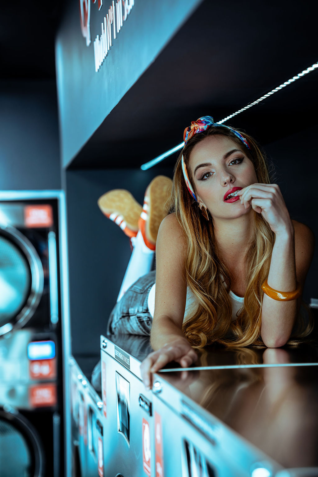 portrait femme originale dans une laverie