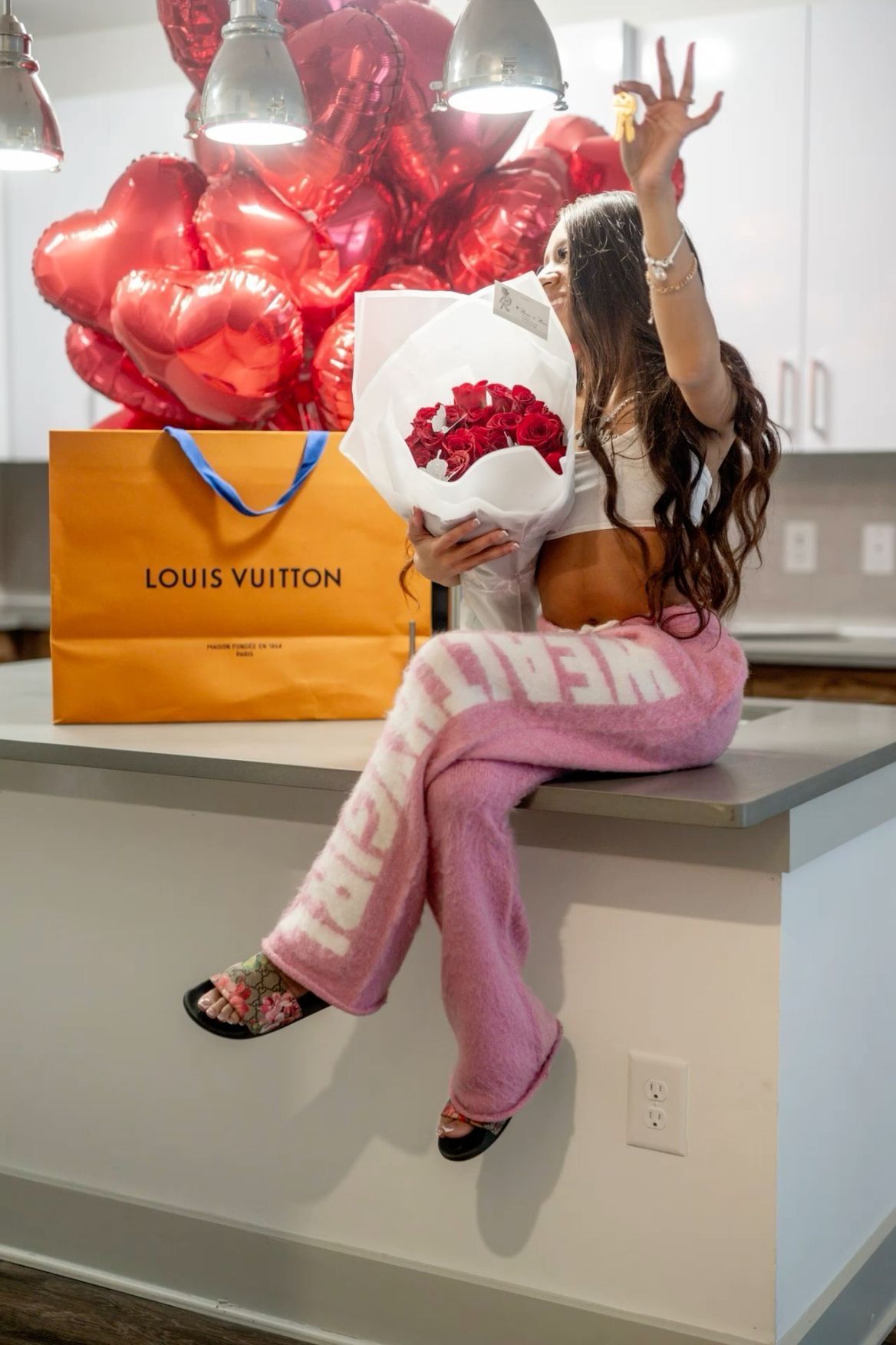 Bouquet LV and Balloons rental Image