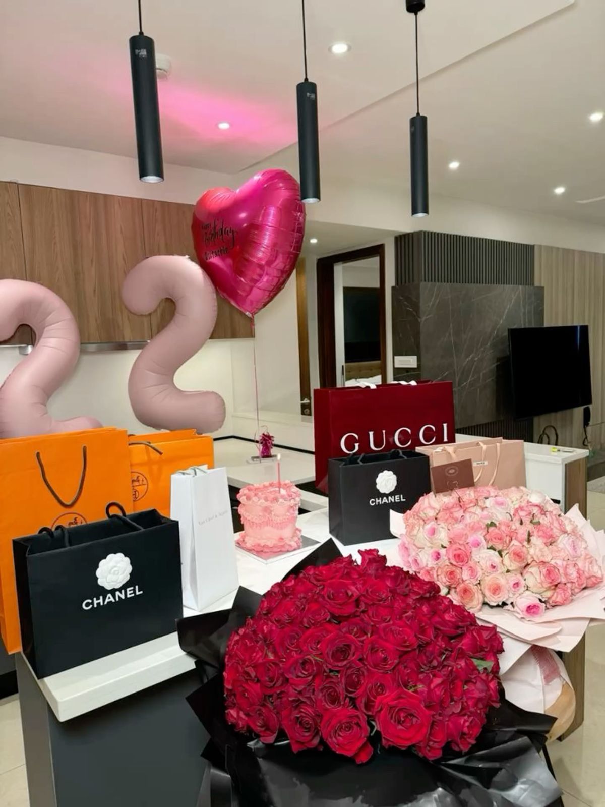 Luxe baddie rental set with cake for you Image