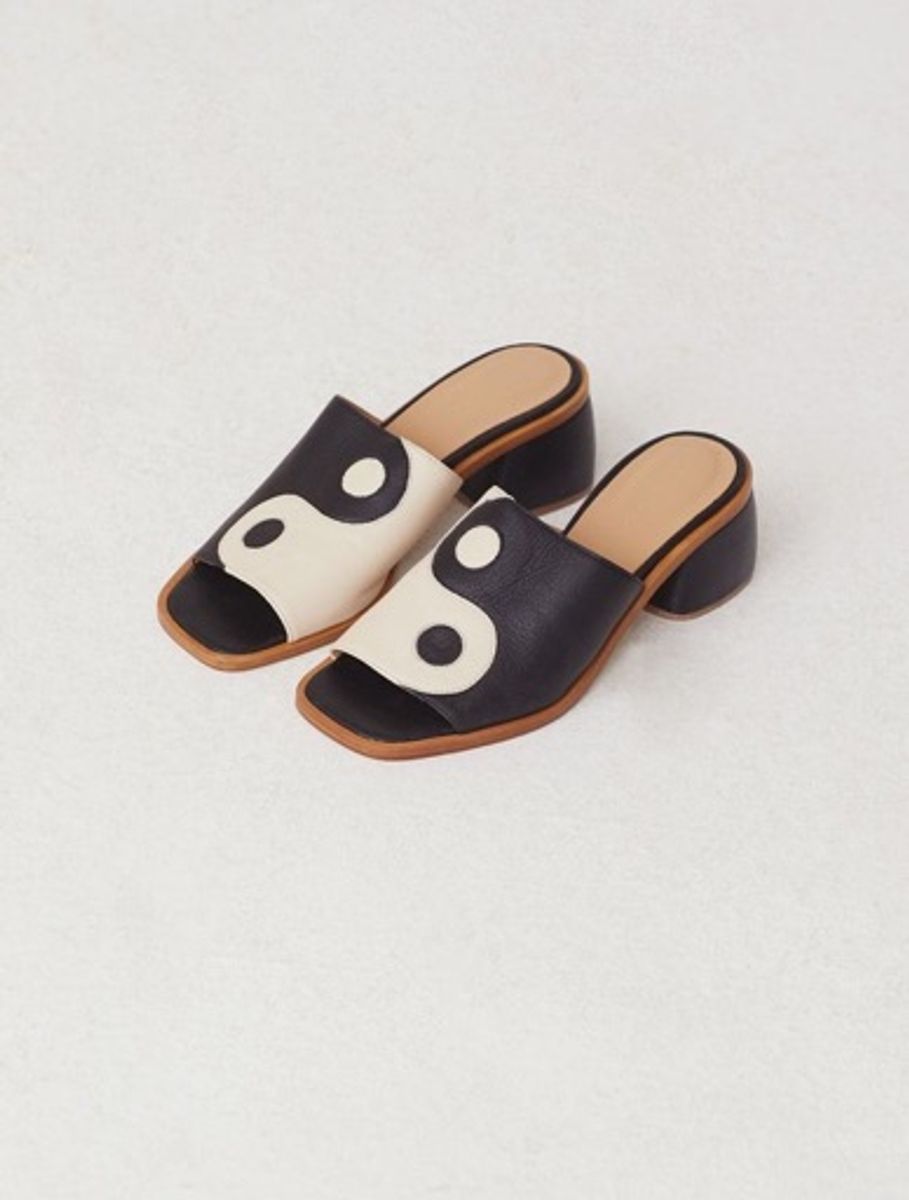 Storey - Paloma Wool - Yin-Yang leather sandals. Lined rounded  
