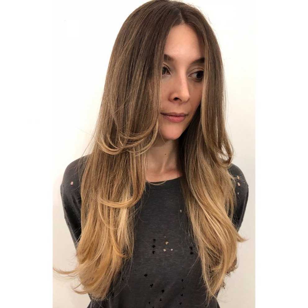 24 Flattering Middle Part Hairstyles In 2019 Within Most Recently Released Center Part Medium Hairstyles (Gallery 10 of 20)