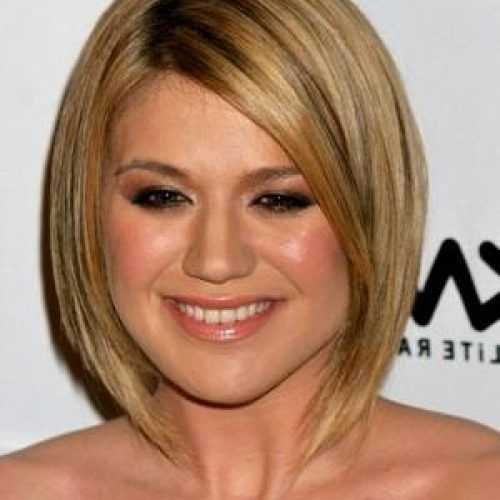 Kelly Clarkson Short Haircut (Photo 9 of 15)