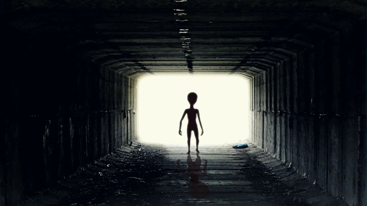 Extraterrestre dentro de um túnel