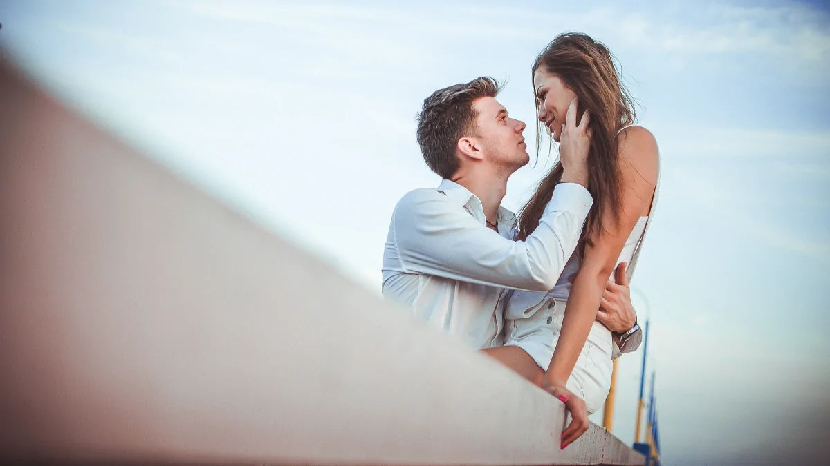 Casal se abraçando na ponte