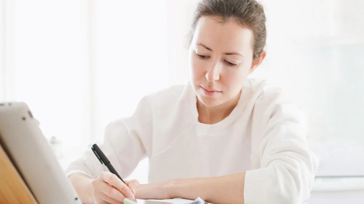 Mulher estudando online com tablet