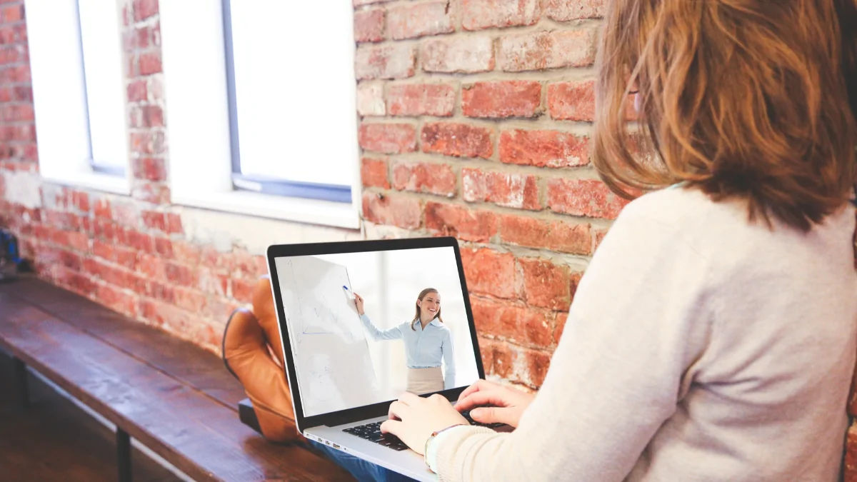 Mulher estudando a distancia por meio do notebook