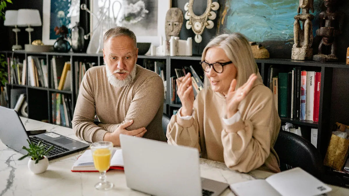 Casal tirando dúvidas frequentes sobre consórcio 