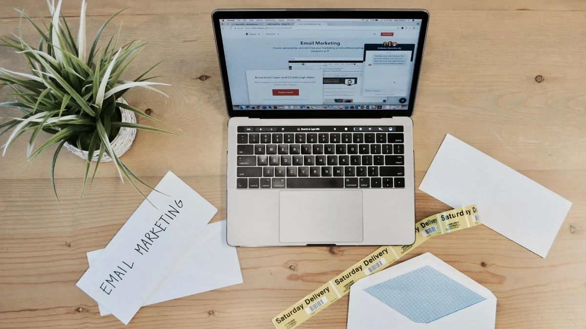 Notebook com frase de email marketing