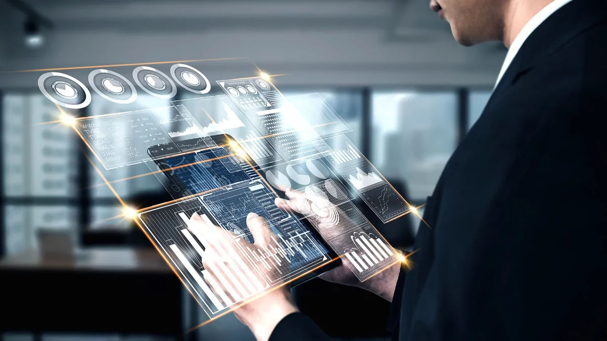 Homem manipulando computador holográfico