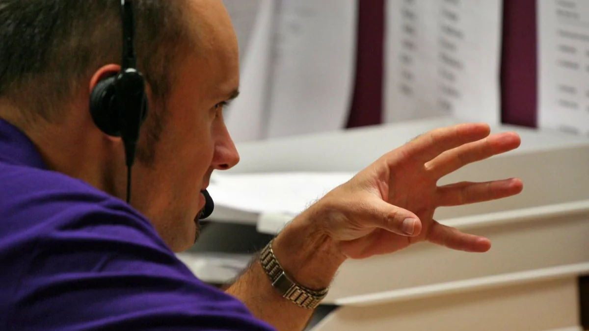 Homem falando no telefone usando técnicas de gatilhos mentais