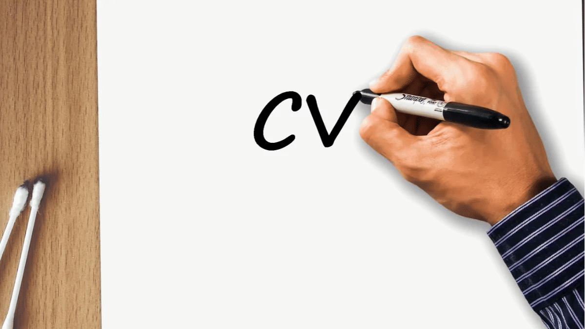 Mão escrevendo um currículo