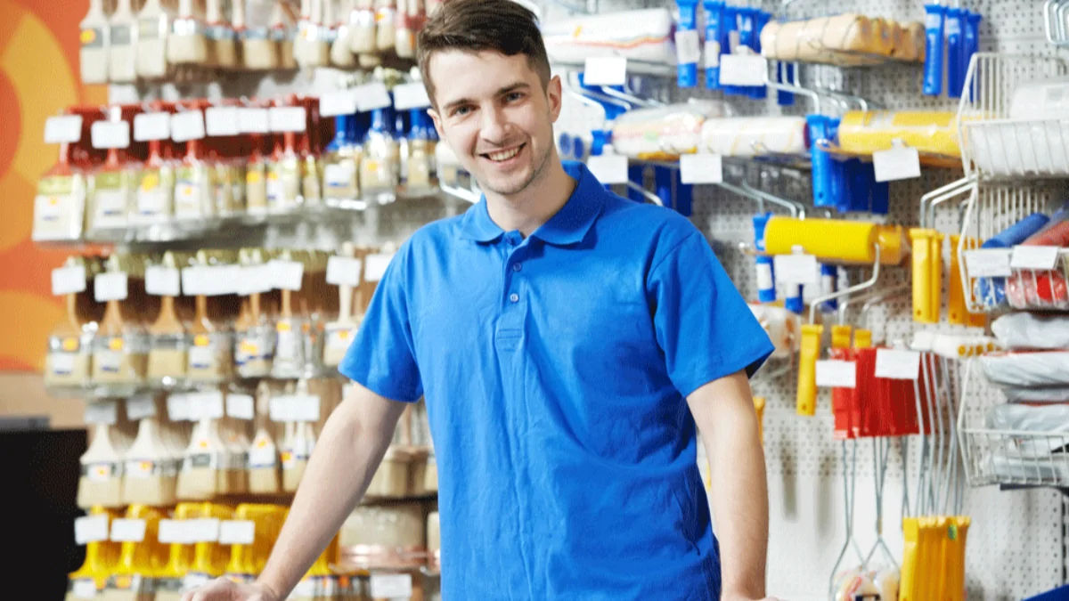 Homem em balcao de loja