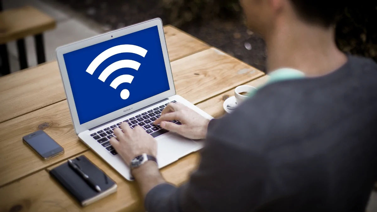 Homem acessando WiFi público