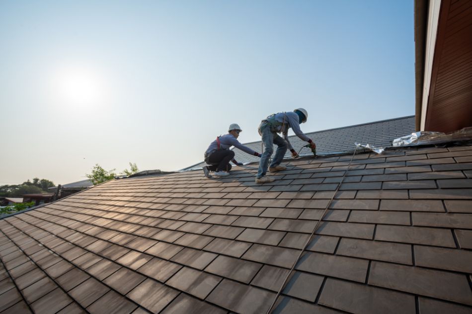 roofer-worker-new-roof