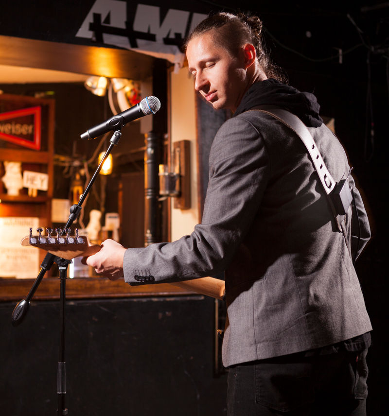 Guitarist using wireless