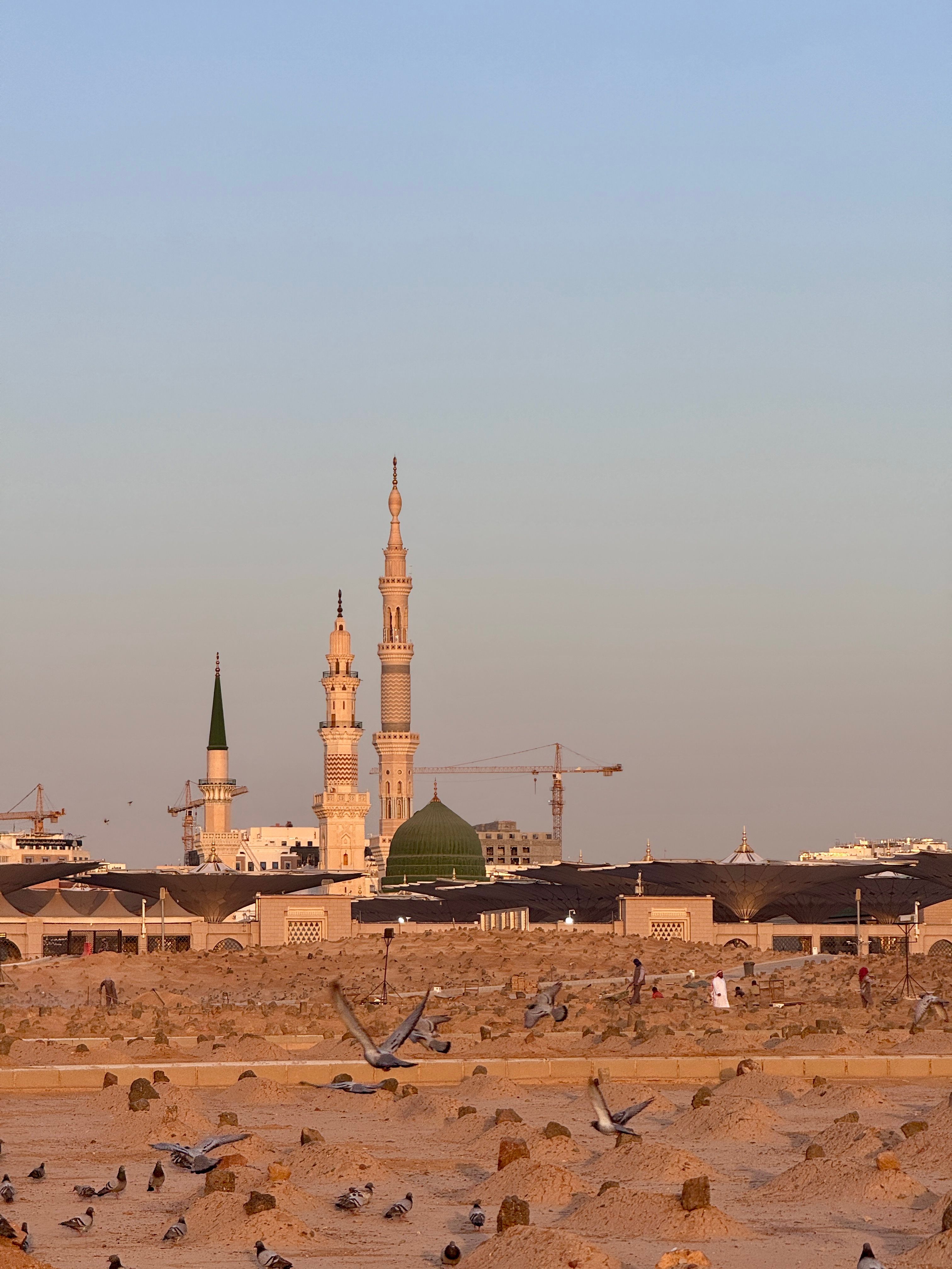 Kubah Hijau dan menara Masjid Nabawi terlihat dari area Pemakaman Al-Baqi di Madinah.
