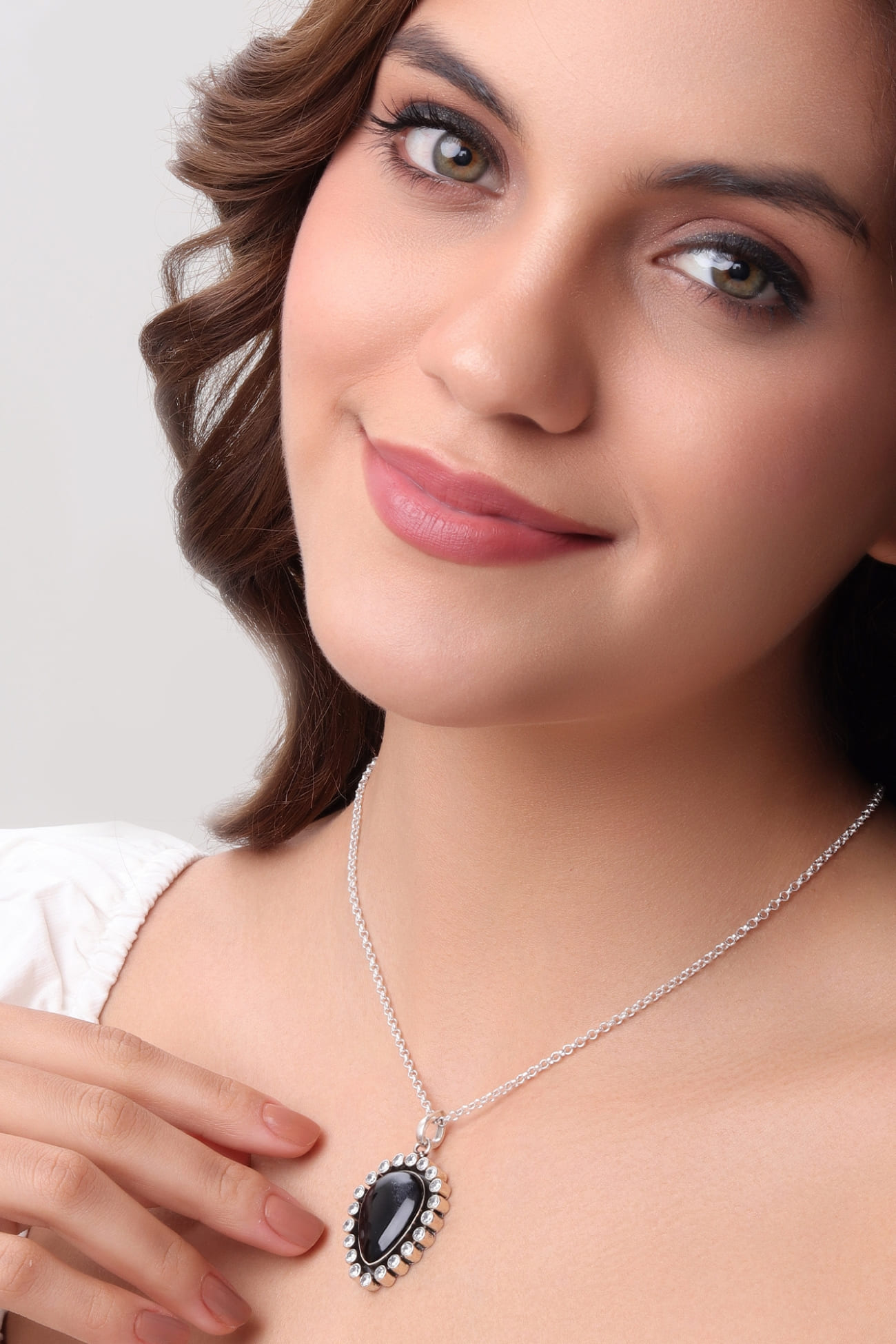 291RVI-Nyx-Petal-Pendant-D1