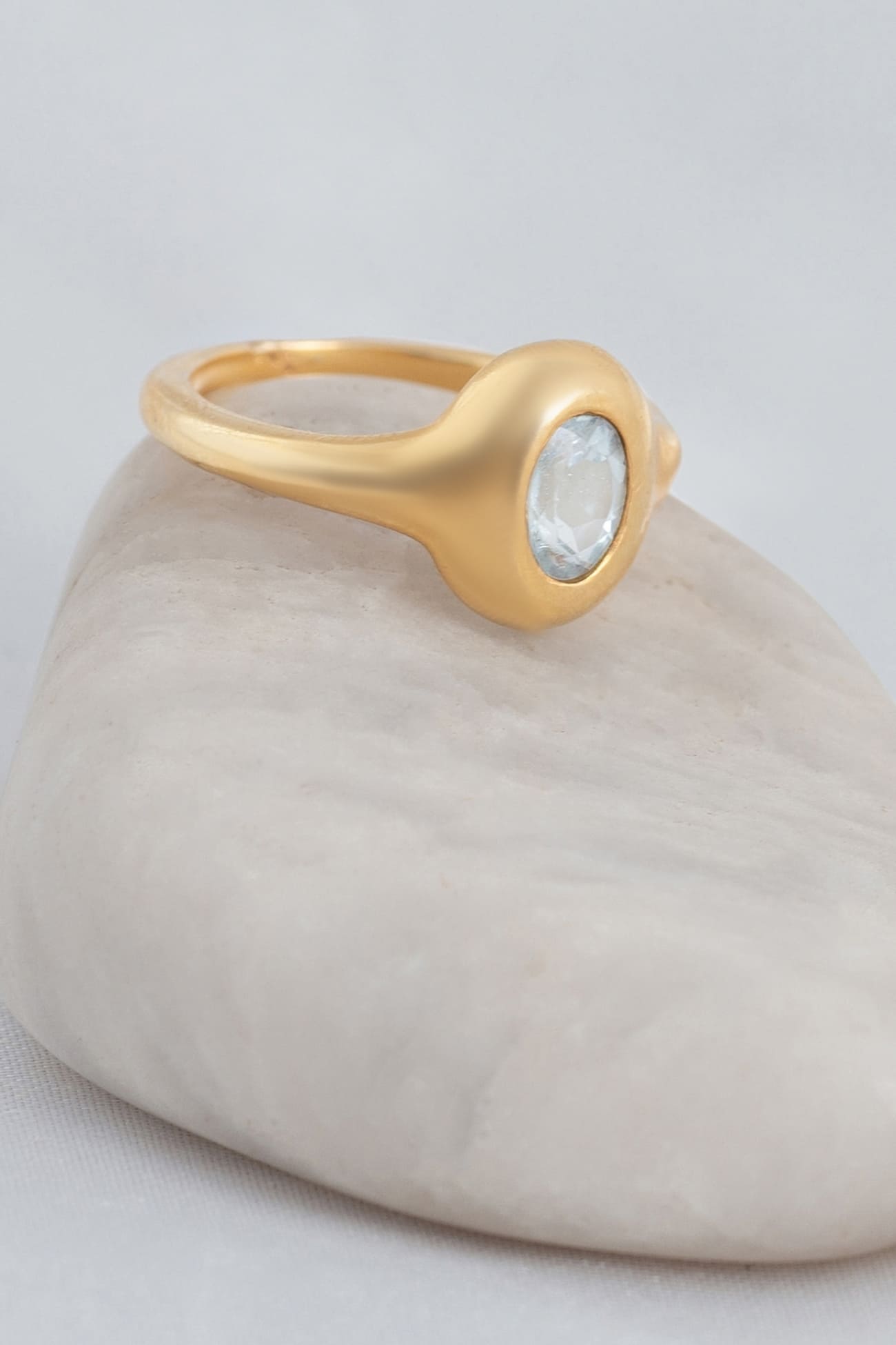 350RVI-Radiant-Luxe-Oval-Ring-B1-V1 (1)