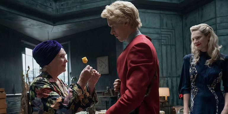 Snow's grandmother gives him a rose, with Tigris behind them in The Ballad of Songbirds and Snakes.