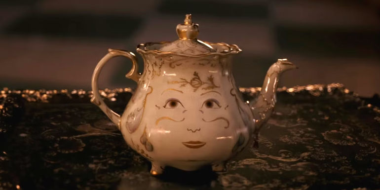 Mrs Potts smiling in Beauty and the Beast (2017).