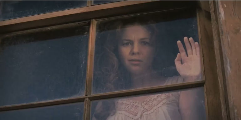 Daughter of a Son of a Gun (Amber Tamblyn) amiling through the window in Django Unchained.