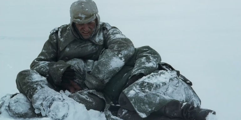 Dominique Horwitz as Obergefreiter Fritz Reiser cradling the body of Thomas Kretschmann as Leutnant Hans von Witzland in the ending of Stalingrad (1993)
