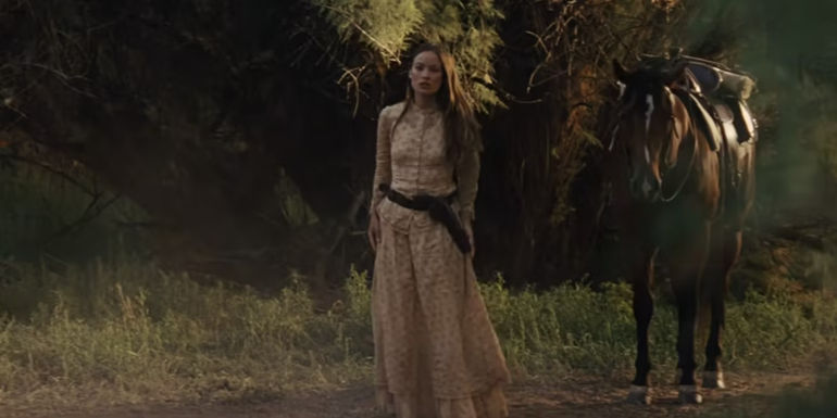 Ella Swenson standing next to a horse in Cowboys and Aliens